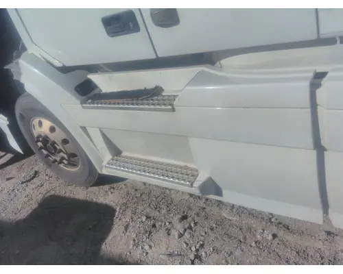 VOLVO VNL CAB SKIRTSIDE FAIRING