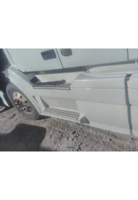 VOLVO VNL CAB SKIRT/SIDE FAIRING