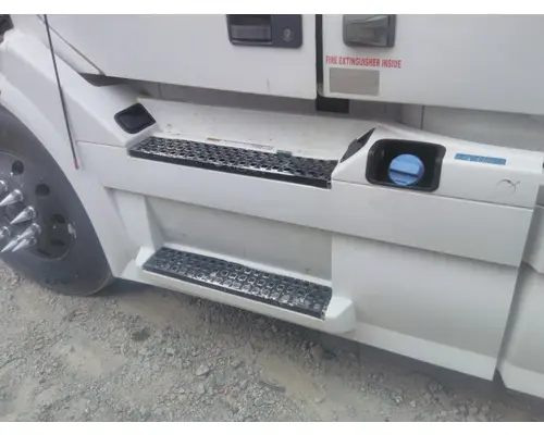 VOLVO VNL CAB SKIRTSIDE FAIRING