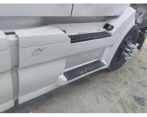 VOLVO VNL CAB SKIRTSIDE FAIRING