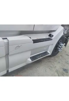 VOLVO VNL CAB SKIRT/SIDE FAIRING