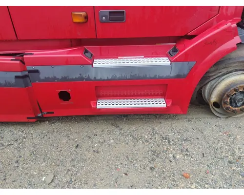 VOLVO VNL CAB SKIRTSIDE FAIRING