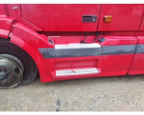 VOLVO VNL CAB SKIRTSIDE FAIRING