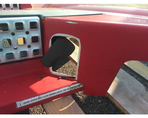 VOLVO VNL CAB SKIRTSIDE FAIRING