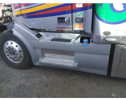 VOLVO VNL CAB SKIRTSIDE FAIRING