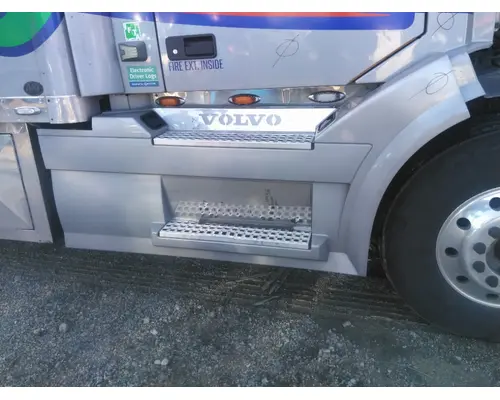 VOLVO VNL CAB SKIRTSIDE FAIRING