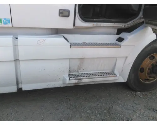 VOLVO VNL CAB SKIRTSIDE FAIRING