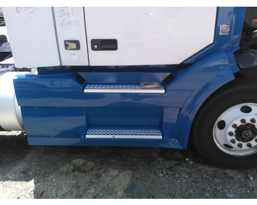VOLVO VNL CAB SKIRTSIDE FAIRING