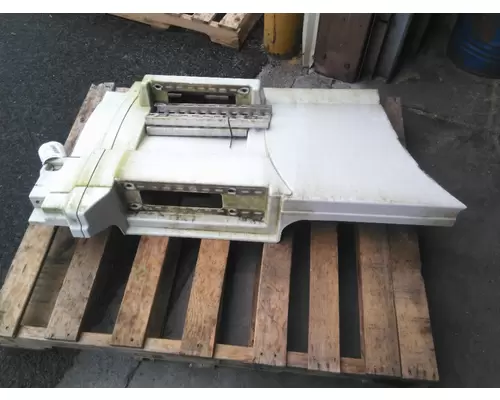 VOLVO VNL CAB SKIRTSIDE FAIRING