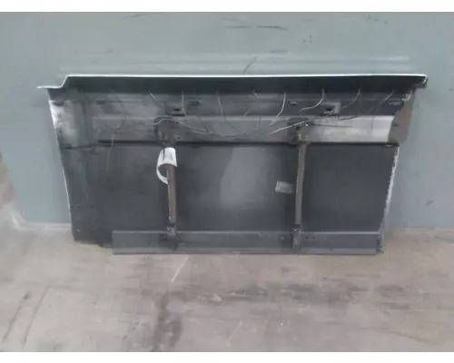 VOLVO VNL CAB SKIRTSIDE FAIRING