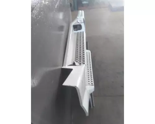 VOLVO VNL CAB SKIRTSIDE FAIRING
