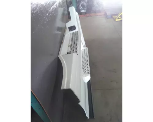 VOLVO VNL CAB SKIRTSIDE FAIRING