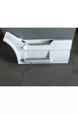 VOLVO VNL CAB SKIRT/SIDE FAIRING