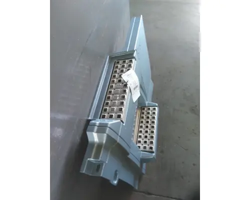 VOLVO VNL CAB SKIRTSIDE FAIRING