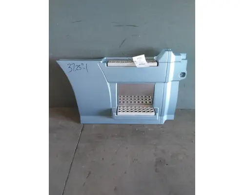 VOLVO VNL CAB SKIRTSIDE FAIRING