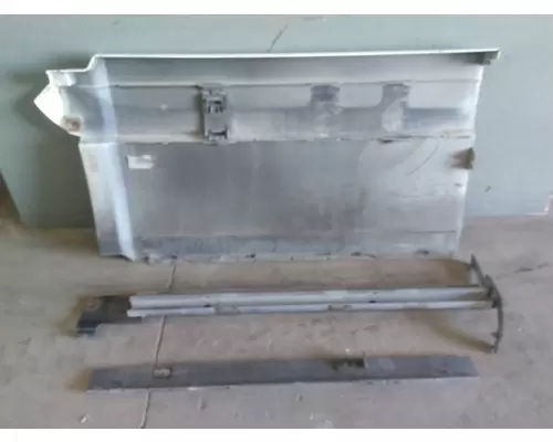 VOLVO VNL CAB SKIRTSIDE FAIRING