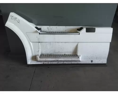 VOLVO VNL CAB SKIRTSIDE FAIRING
