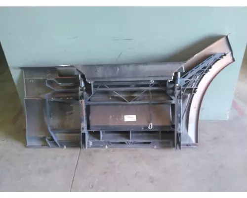 VOLVO VNL CAB SKIRTSIDE FAIRING