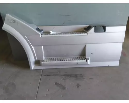 VOLVO VNL CAB SKIRTSIDE FAIRING