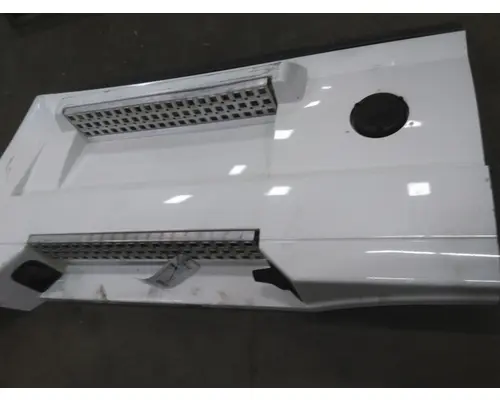 VOLVO VNL CAB SKIRTSIDE FAIRING