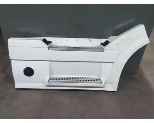 VOLVO VNL CAB SKIRTSIDE FAIRING