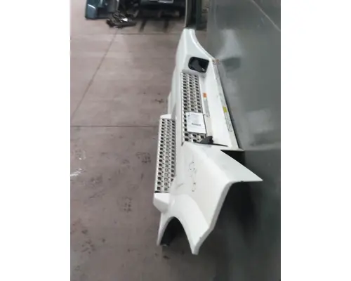 VOLVO VNL CAB SKIRTSIDE FAIRING