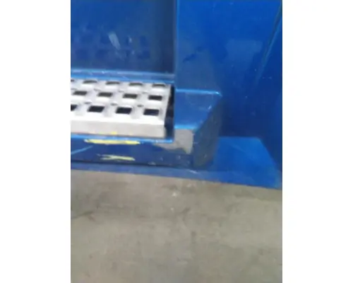 VOLVO VNL CAB SKIRTSIDE FAIRING