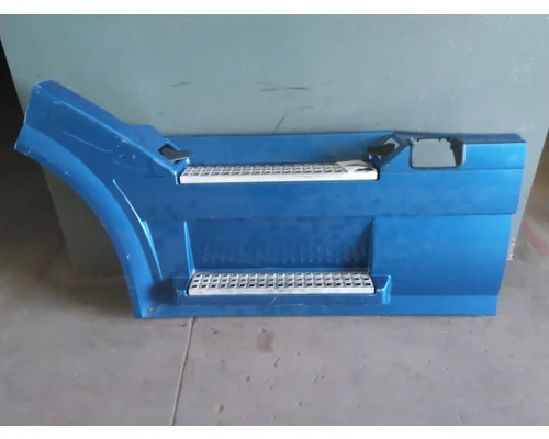 VOLVO VNL CAB SKIRTSIDE FAIRING