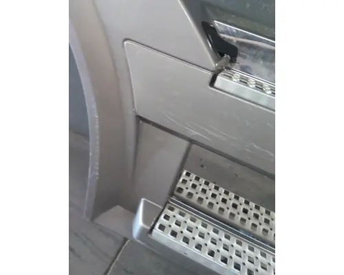 VOLVO VNL CAB SKIRTSIDE FAIRING