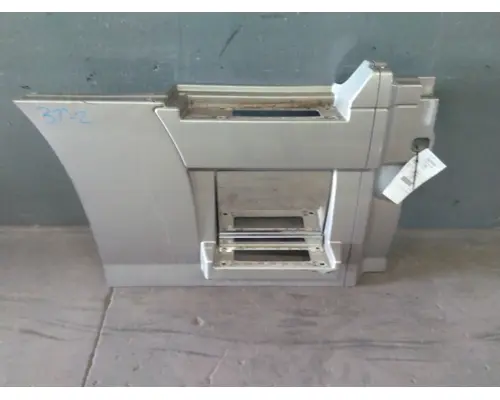VOLVO VNL CAB SKIRTSIDE FAIRING
