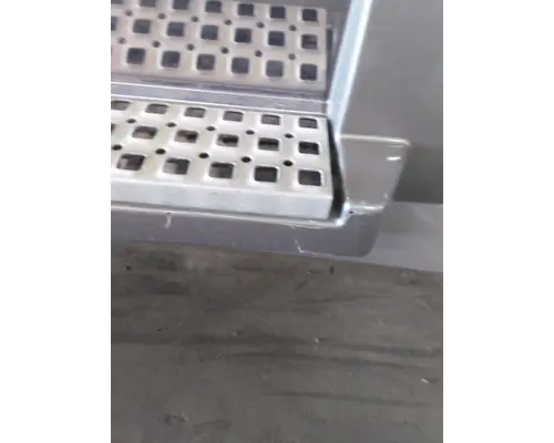 VOLVO VNL CAB SKIRTSIDE FAIRING