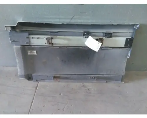 VOLVO VNL CAB SKIRTSIDE FAIRING