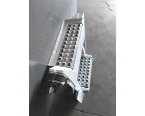 VOLVO VNL CAB SKIRTSIDE FAIRING