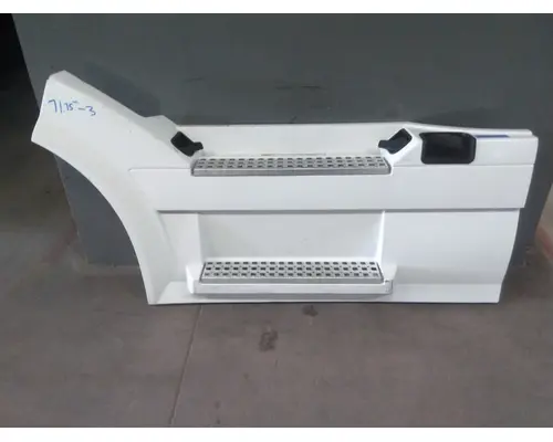 VOLVO VNL CAB SKIRTSIDE FAIRING