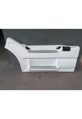 VOLVO VNL CAB SKIRT/SIDE FAIRING