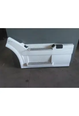 VOLVO VNL CAB SKIRT/SIDE FAIRING