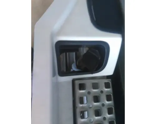 VOLVO VNL CAB SKIRTSIDE FAIRING