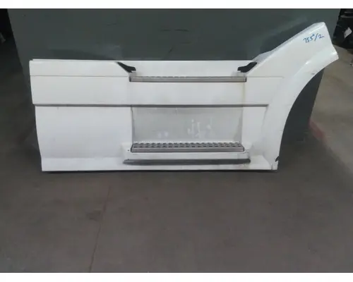 VOLVO VNL CAB SKIRTSIDE FAIRING