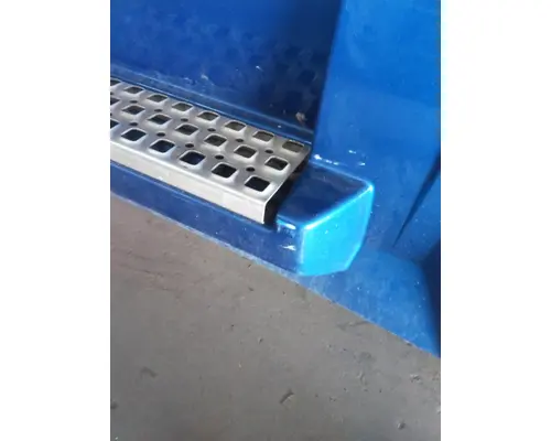 VOLVO VNL CAB SKIRTSIDE FAIRING