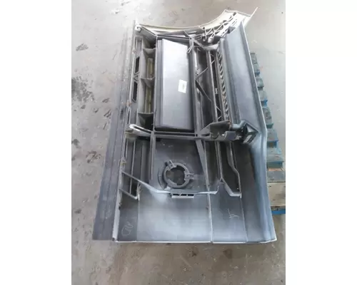 VOLVO VNL CAB SKIRTSIDE FAIRING