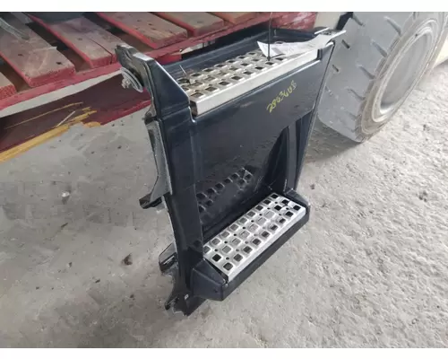 VOLVO VNL CAB SKIRTSIDE FAIRING
