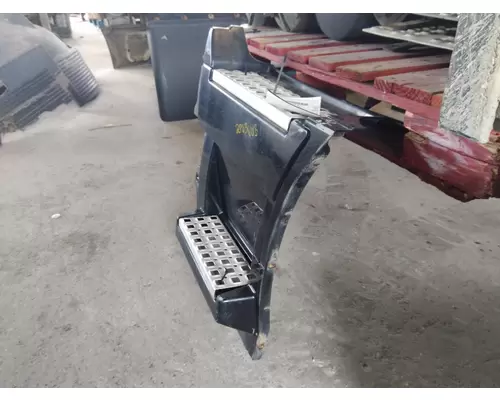 VOLVO VNL CAB SKIRTSIDE FAIRING