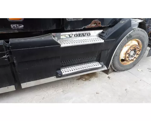 VOLVO VNL CAB SKIRTSIDE FAIRING