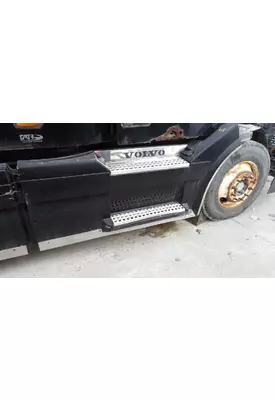 VOLVO VNL CAB SKIRT/SIDE FAIRING