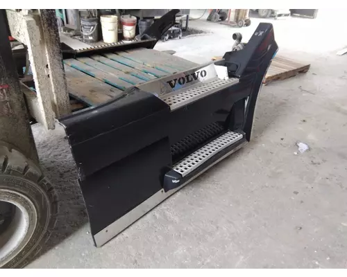 VOLVO VNL CAB SKIRTSIDE FAIRING
