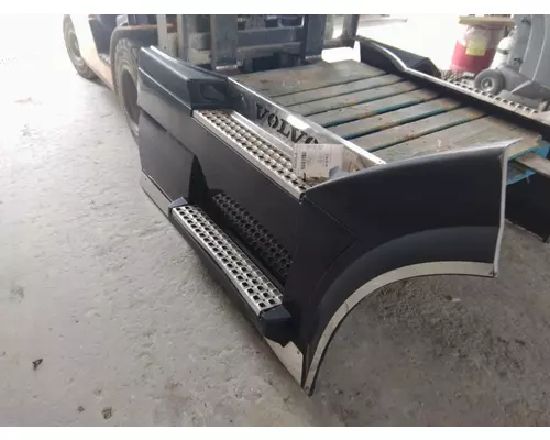 VOLVO VNL CAB SKIRTSIDE FAIRING