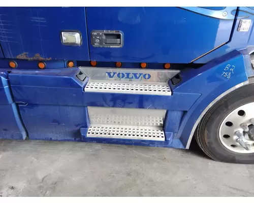 VOLVO VNL CAB SKIRTSIDE FAIRING