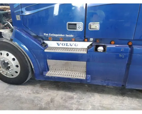 VOLVO VNL CAB SKIRTSIDE FAIRING
