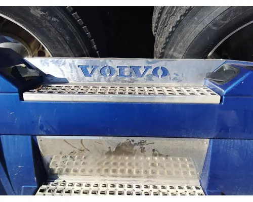 VOLVO VNL CAB SKIRTSIDE FAIRING