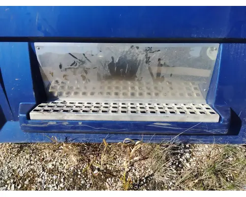 VOLVO VNL CAB SKIRTSIDE FAIRING